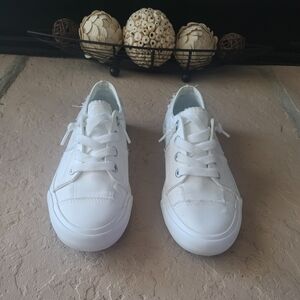 Size 7.5 Blowfish Malibu “Maxine” White Canvas Women’s Sneakers